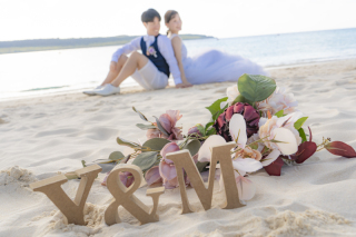 宮古島の花を上手に使って印象的なフォトウェディングを