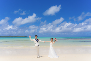 ウェディングフォトに彩りを添える宮古島の色のパレット