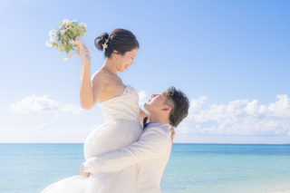 宮古島のビーチに似合うフォトウェディングのポーズ