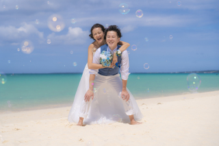 新郎さまも裸足になって楽しんで♪