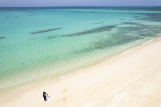 宮古ブルーに映えるウェディングフォト（*^･^*)
