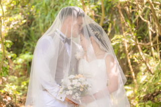 宮古島の隠れた小路で自然な笑顔を写真に