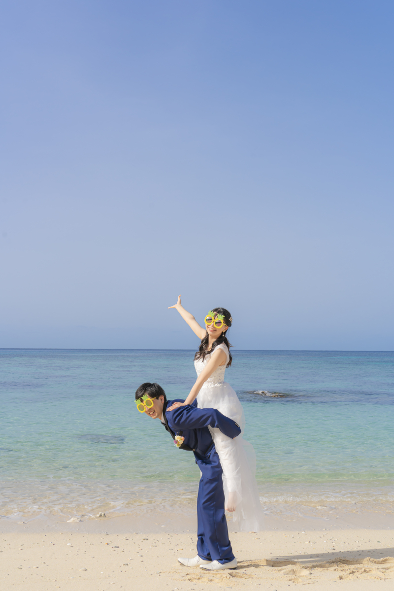 宮古島の白い砂浜が広げる特別なウェディングフォト