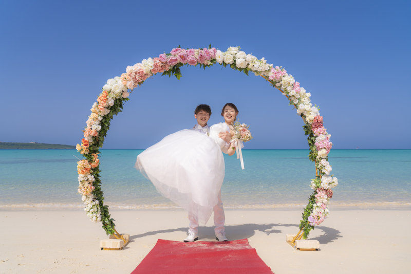 挙式も一緒に♡日常を離れてふたりだけのビーチで永遠の愛を誓う