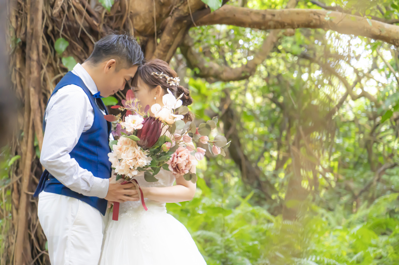 宮古島ならではのガジュマルの森や緑地エリアでのフォトウェディング