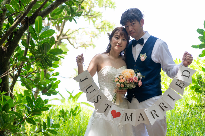 宮古島の緑あふれる自然とガジュマルの森でのフォトウェディング