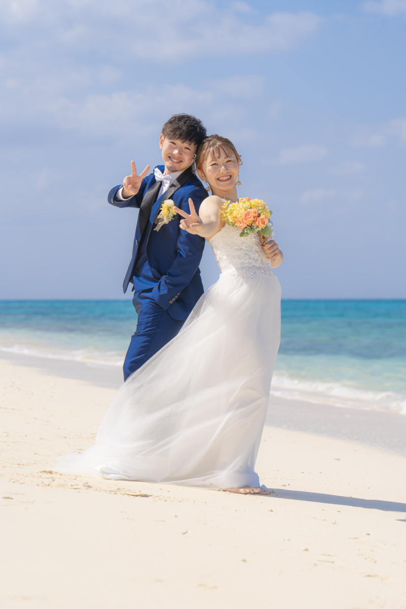 宮古島の手つかずの自然を背景に