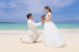 プロポーズシーンをバラの花束でロマンティックに♡