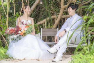 宮古島の木陰は自然のフォトスタジオ