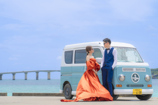 宮古島の青と一直線の橋がつくるウェディングフォト