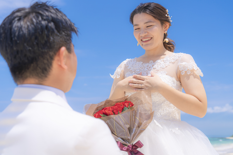 プロポーズシーンをバラの花束でロマンティックに♡