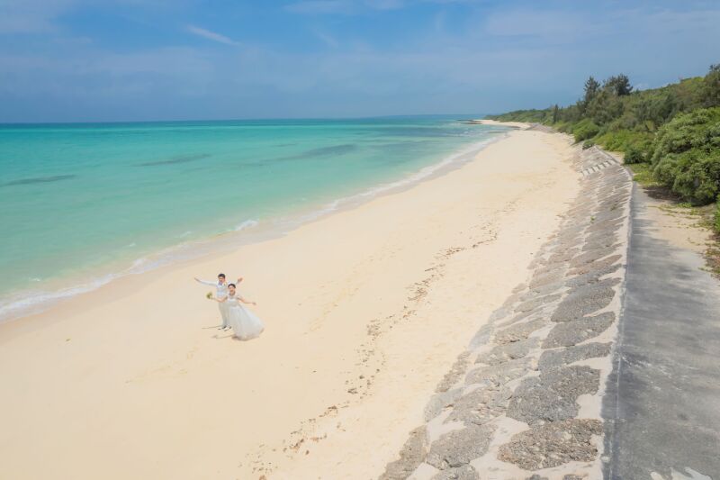 宮古島の白い砂浜が広げる特別なウェディングフォト