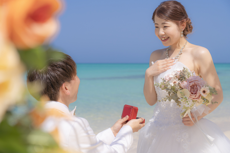 挙式も一緒に♡日常を離れてふたりだけのビーチで永遠の愛を誓う