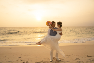 宮古島のフォトウエディングでは、動きやすく風に映える素材がポイント