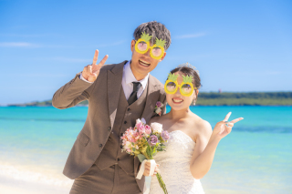 宮古島の青い空と海に映える!夏らしい小物で彩るフォトウェディング