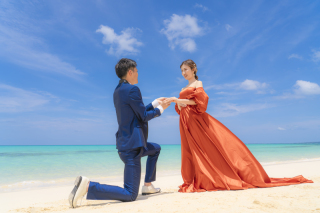 宮古島フォトウェディングはカラードレスもあり!|南国に映えるドレス選び