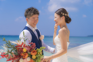 宮古島のウェディングフォトを彩るヘアアクセサリー提案