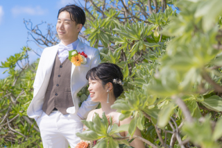 夏の濃い緑に包まれて─宮古島の大自然で叶える特別なウェディングフォト