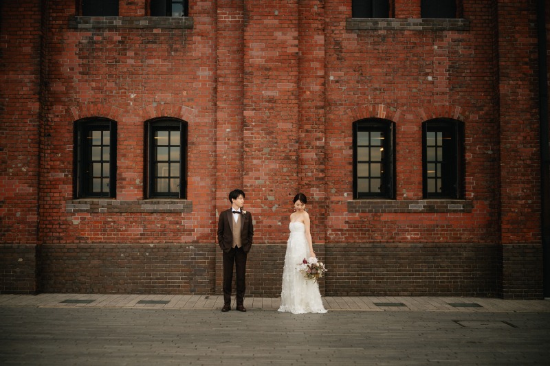 青空とシャボン玉が彩る赤レンガのウェディングフォト