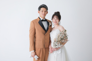 お二人らしさを出した撮影なら白いスタジオで