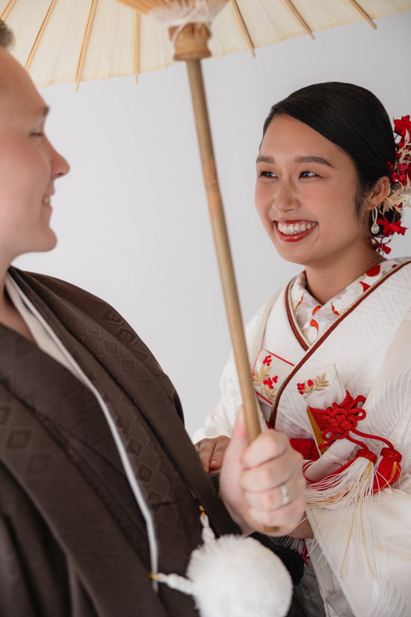 シンプルな白い背景で