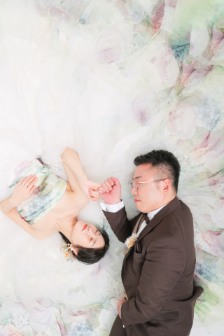 お気に入りのドレスを背景にphoto by谷澤明美