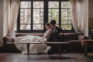 木のぬくもり感じるロケーションで美しい花嫁姿を残して