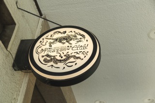 お二人の行きつけのバーで