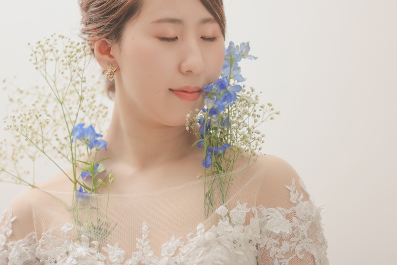 お花に囲まれて和装も洋装も　photo by 谷澤明美