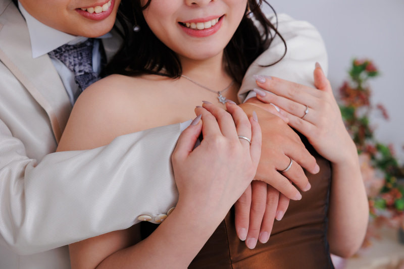 カラードレスとウェディングドレスで雰囲気を変えて