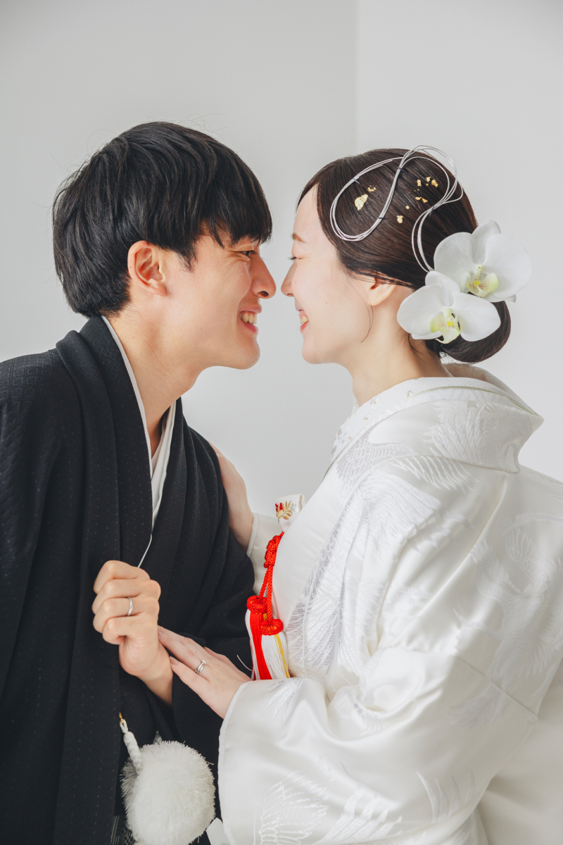 心を込めた和装ウェディングフォト - 緑の中での美しい瞬間