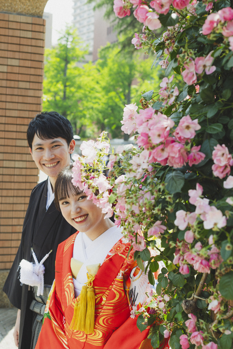 青空と彩り豊かな花々が美しい公園ロケーション