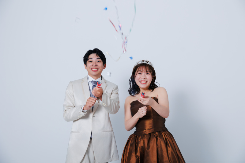 カラードレスとウェディングドレスで雰囲気を変えて