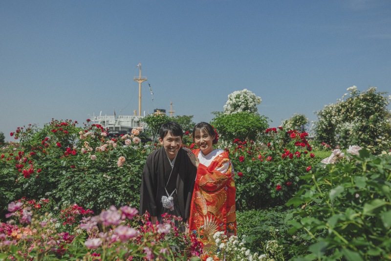 青空と彩り豊かな花々が美しい公園ロケーション