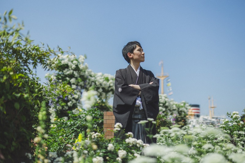青空と彩り豊かな花々が美しい公園ロケーション