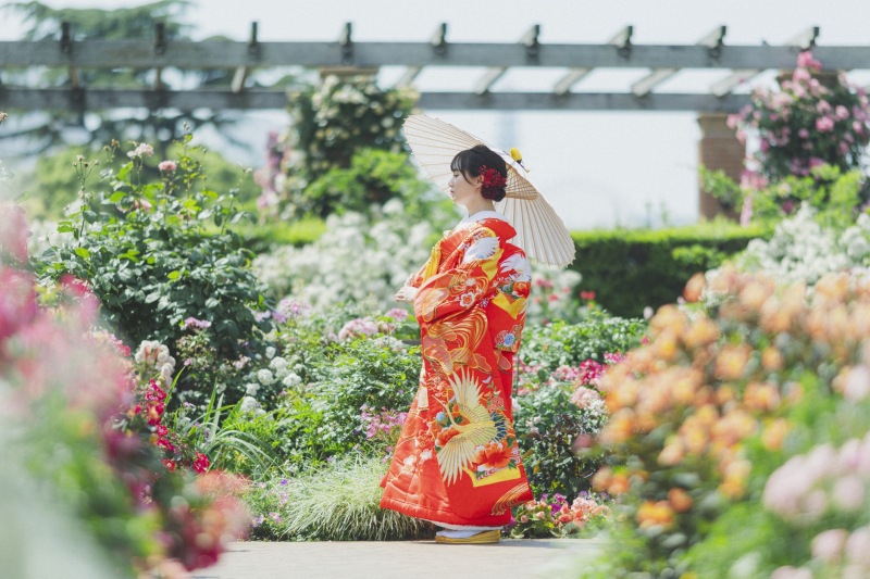 青空と彩り豊かな花々が美しい公園ロケーション