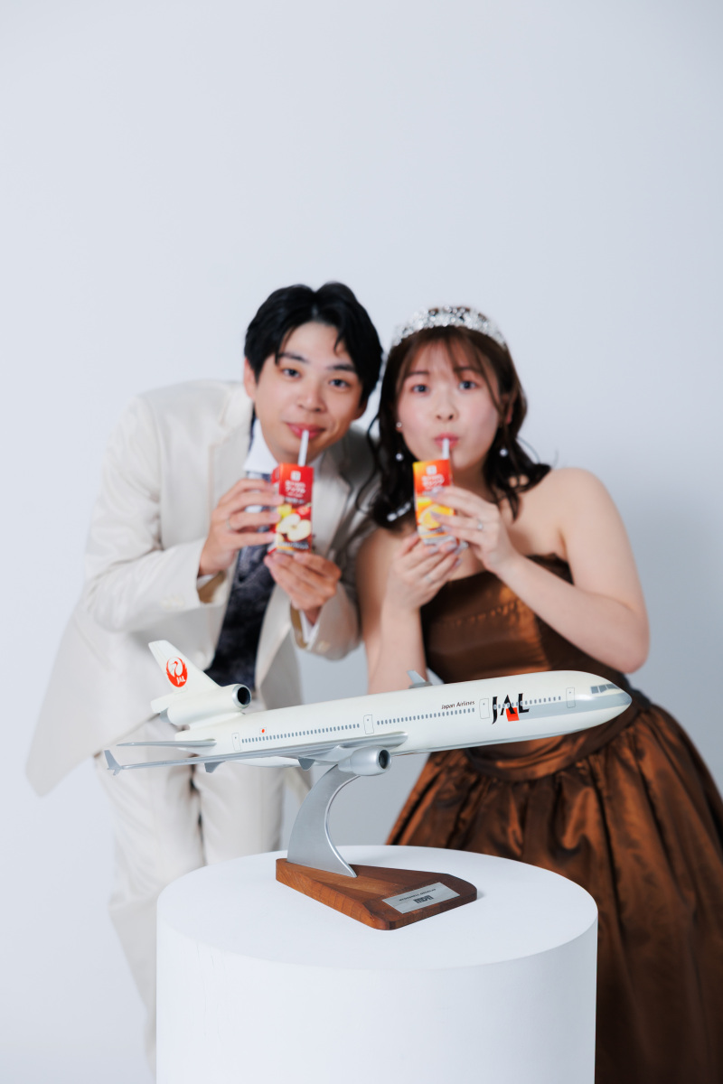 カラードレスとウェディングドレスで雰囲気を変えて