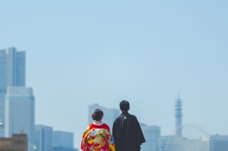 青空と彩り豊かな花々が美しい公園ロケーション