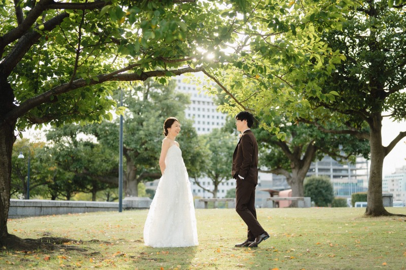 青空とシャボン玉が彩る赤レンガのウェディングフォト