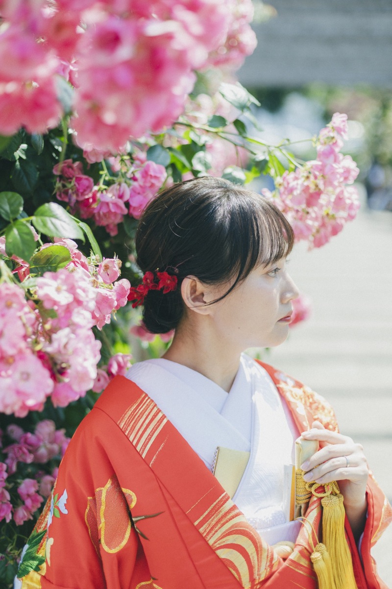 青空と彩り豊かな花々が美しい公園ロケーション