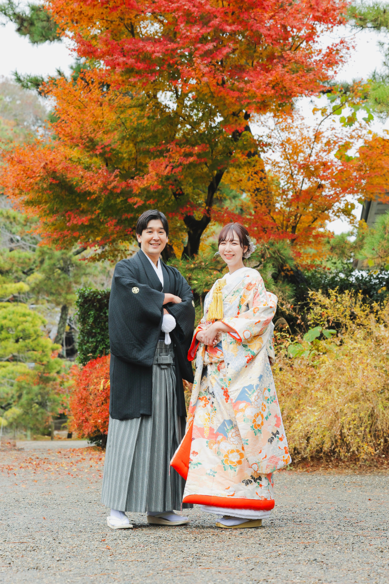サザンカと紅葉の三渓園photo by 谷澤明美