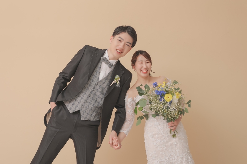 お花に囲まれて和装も洋装も　photo by 谷澤明美