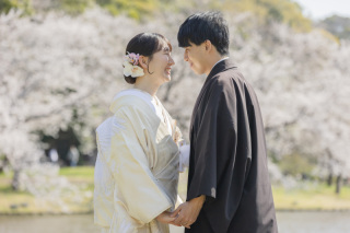 桜の下で、白と黒が映える特別な一日