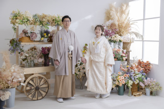 シンプルな背景多めのスタジオでお二人らしいお写真を