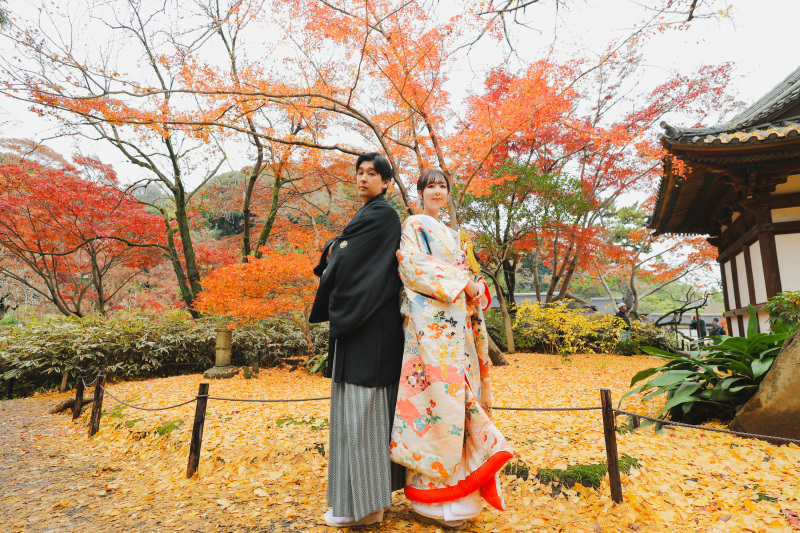 サザンカと紅葉の三渓園photo by 谷澤明美