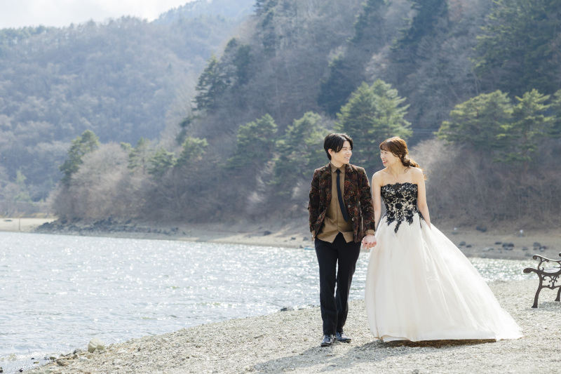 陽光と風が踊る、湖畔