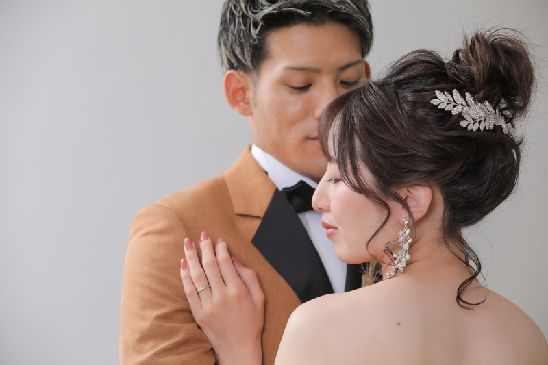 お二人らしさを出した撮影なら白いスタジオで