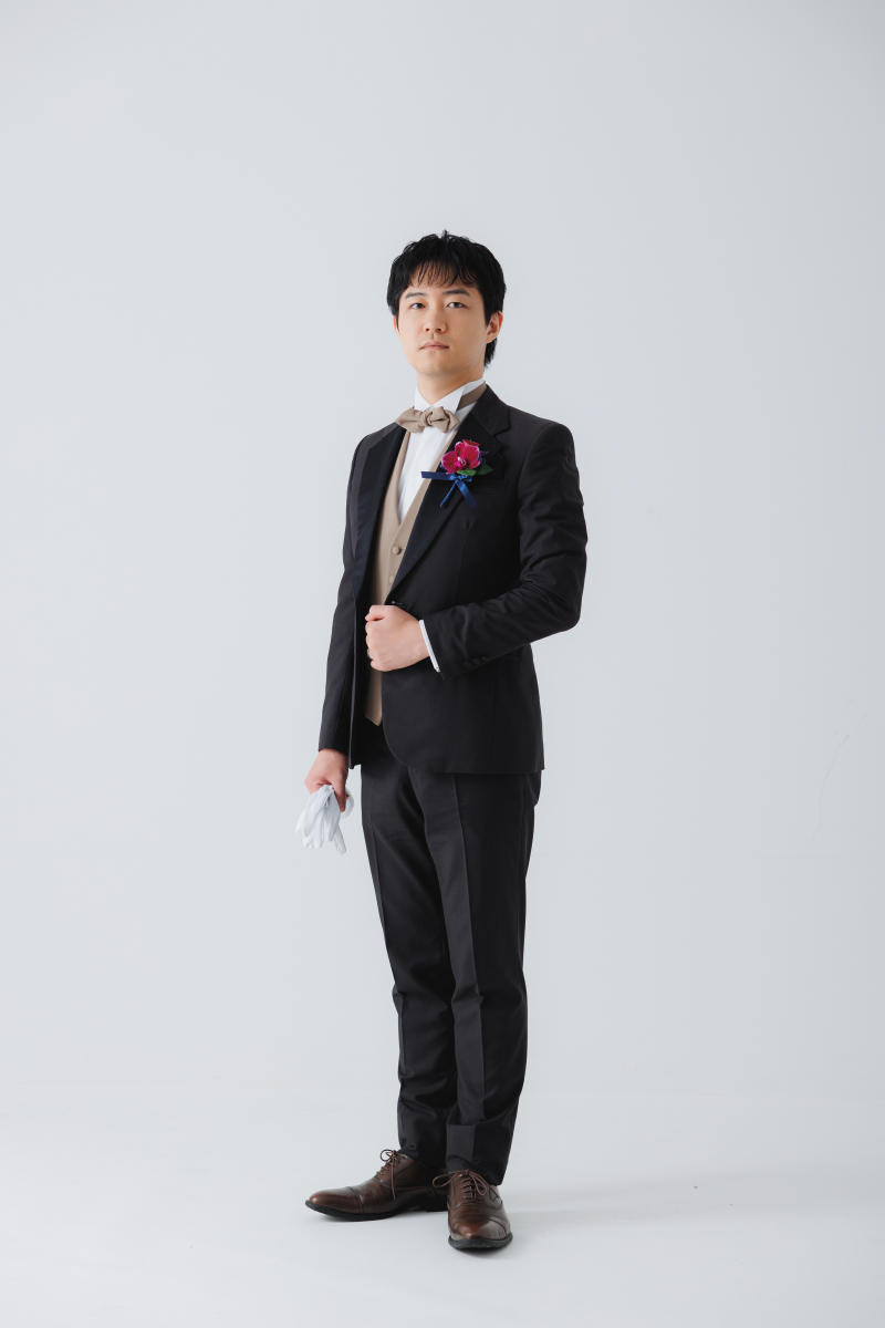 シンプルな白背景で引き立つウェディングフォト