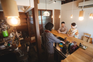 お二人の出会いの場で