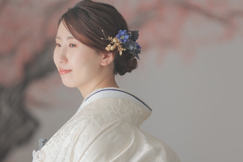 お花に囲まれて和装も洋装も　photo by 谷澤明美